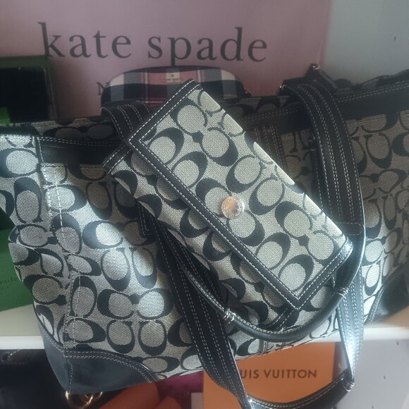 WEEKEND SPECIAL ONLY ! COACH LARGE TOTE WITH MATCHING WALLET - Picture 12 of 16